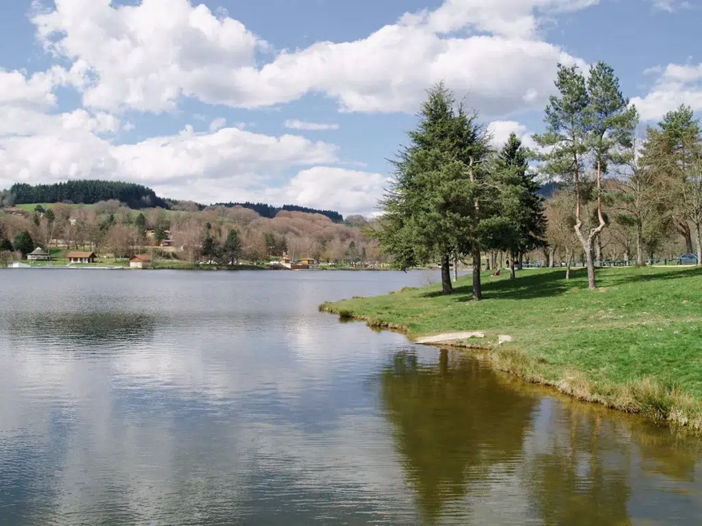 bord de lac auvergne